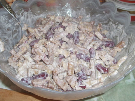 Салат из фасоли с грибами и сухариками "Кириешки"